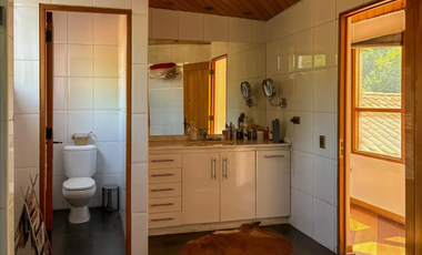 Amplia y Acogedora Casa a la venta Gran jardín y quincho El Arrayán Lo Barnechea