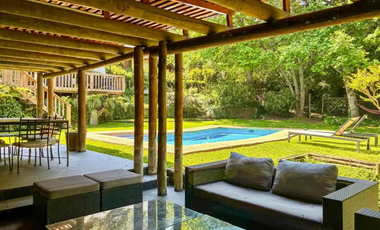 Amplia y Acogedora Casa a la venta Gran jardín y quincho El Arrayán Lo Barnechea