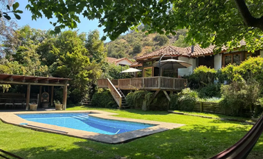 Amplia y Acogedora Casa a la venta Gran jardín y quincho El Arrayán Lo Barnechea