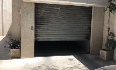 - Cochera cubierta con Elevador