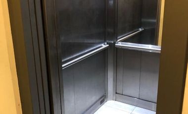 - Cochera cubierta con Elevador