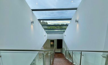 Luxury House en Alto de Palmas | 896 m² de Exclusividad y Confort