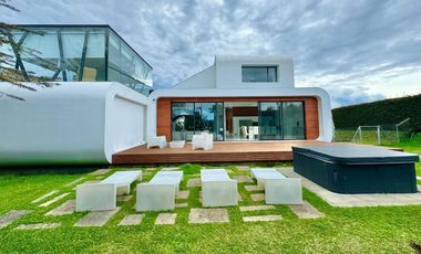 Luxury House en Alto de Palmas | 896 m² de Exclusividad y Confort