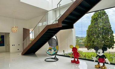 Luxury House en Alto de Palmas | 896 m² de Exclusividad y Confort
