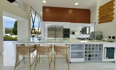 Luxury House en Alto de Palmas | 896 m² de Exclusividad y Confort