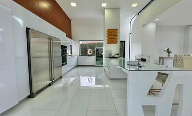 Luxury House en Alto de Palmas | 896 m² de Exclusividad y Confort