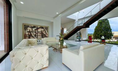 Luxury House en Alto de Palmas | 896 m² de Exclusividad y Confort