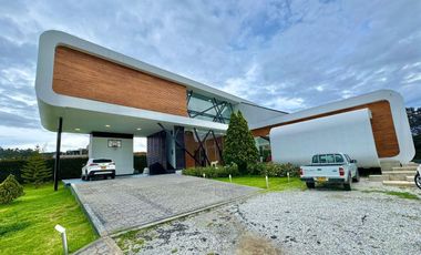 Luxury House en Alto de Palmas | 896 m² de Exclusividad y Confort
