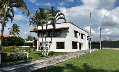 Venta de Espectacular Finca de Lujo con Piscinas, Discoteca y Zonas Deportivas – Rozo Palmira
