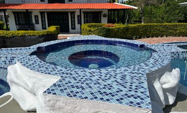Venta de Espectacular Finca de Lujo con Piscinas, Discoteca y Zonas Deportivas – Rozo Palmira