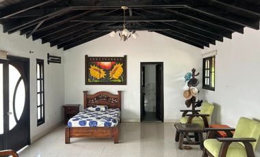 Venta de Espectacular Finca de Lujo con Piscinas, Discoteca y Zonas Deportivas – Rozo Palmira
