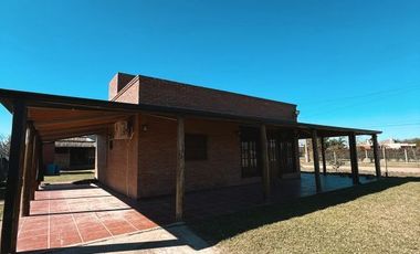 Quinta en Arroyo Leyes - 2 Baños, 2 Dorm, Galeria, Piscina, Patio