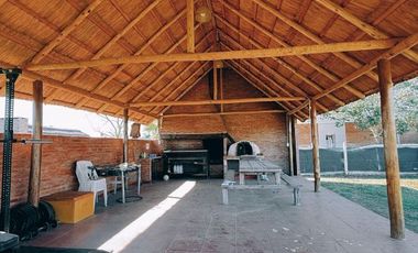 Quinta en Arroyo Leyes - 2 Baños, 2 Dorm, Galeria, Piscina, Patio