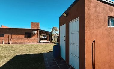 Quinta en Arroyo Leyes - 2 Baños, 2 Dorm, Galeria, Piscina, Patio