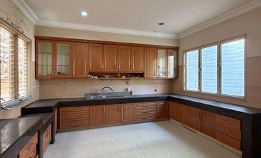 Rumah usaha / tinggal tema classic di Raya Tegalsari, Surabaya