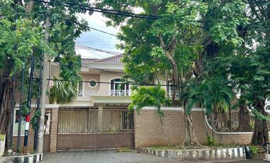Rumah usaha / tinggal tema classic di Raya Tegalsari, Surabaya