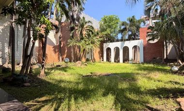 Rumah usaha / tinggal tema classic di Raya Tegalsari, Surabaya