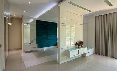 Rumah usaha / tinggal tema classic di Raya Tegalsari, Surabaya