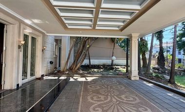 Rumah usaha / tinggal tema classic di Raya Tegalsari, Surabaya