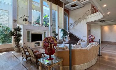Rumah usaha / tinggal tema classic di Raya Tegalsari, Surabaya