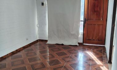 CASA EN PARADERO 7 y 1/2 A CUADRAS DE PAJARITOS Y METRO LAS PARCELAS y LAGUNA SUR