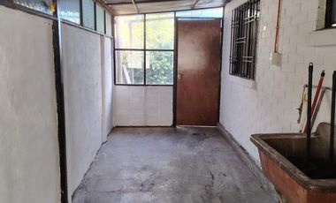 CASA EN PARADERO 7 y 1/2 A CUADRAS DE PAJARITOS Y METRO LAS PARCELAS y LAGUNA SUR