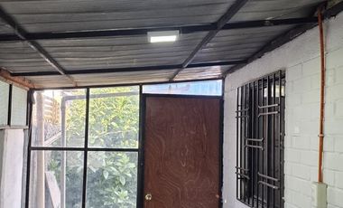 CASA EN PARADERO 7 y 1/2 A CUADRAS DE PAJARITOS Y METRO LAS PARCELAS y LAGUNA SUR