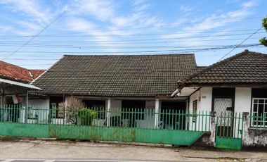 Rumah Luas Strategis Pinggir Jalan Utama di Kemuning