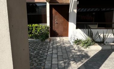Renta casa en Valle de las Fuentes en esquina con excedente de terrno