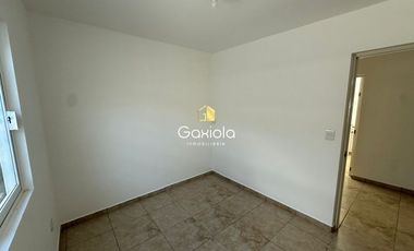 Se RENTA Casa ubicada en Privada con acceso controlado, Col. Humaya, a unos metros del boulevard