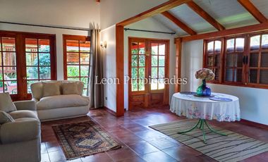 Leon Propiedades vende o arrienda con compromiso de compraventa parcela con casa en Sector Lolenco, Curacaví.