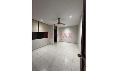 Venta De Departamento En 3Er Piso En Urb.Laguna Del Chipe//ID: 1176243