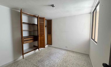 SE VENDE ANTIGUO Y AMPLIO APTO