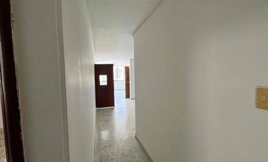 SE VENDE ANTIGUO Y AMPLIO APTO