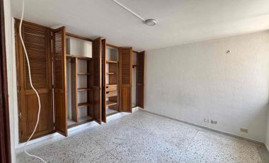 SE VENDE ANTIGUO Y AMPLIO APTO