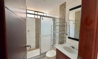 SE VENDE ANTIGUO Y AMPLIO APTO