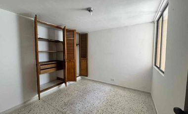 SE VENDE ANTIGUO Y AMPLIO APTO