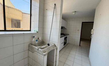 SE VENDE ANTIGUO Y AMPLIO APTO
