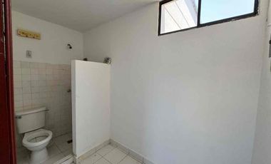 SE VENDE ANTIGUO Y AMPLIO APTO