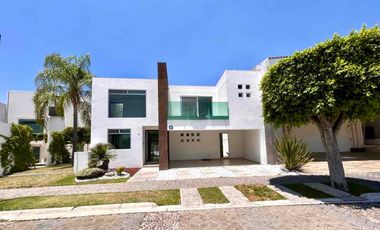 RENTA CASA LOMAS DE ANGELOPOLIS 1 / AMPLIA / JARDÍN ENORME / 4 recámaras