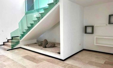 RENTA CASA LOMAS DE ANGELOPOLIS 1 / AMPLIA / JARDÍN ENORME / 4 recámaras