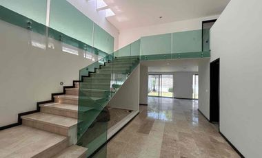 RENTA CASA LOMAS DE ANGELOPOLIS 1 / AMPLIA / JARDÍN ENORME / 4 recámaras
