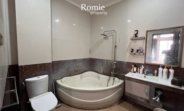 SEWA RUMAH CANTIK 3 LANTAI SEMI FURNISH PEJATEN BARAT JAKARTA SELATAN