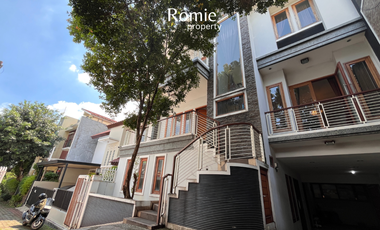 SEWA RUMAH CANTIK 3 LANTAI SEMI FURNISH PEJATEN BARAT JAKARTA SELATAN