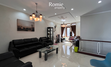 SEWA RUMAH CANTIK 3 LANTAI SEMI FURNISH PEJATEN BARAT JAKARTA SELATAN