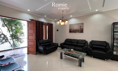 SEWA RUMAH CANTIK 3 LANTAI SEMI FURNISH PEJATEN BARAT JAKARTA SELATAN