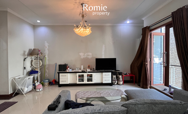SEWA RUMAH CANTIK 3 LANTAI SEMI FURNISH PEJATEN BARAT JAKARTA SELATAN