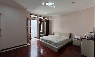SEWA RUMAH CANTIK 3 LANTAI SEMI FURNISH PEJATEN BARAT JAKARTA SELATAN