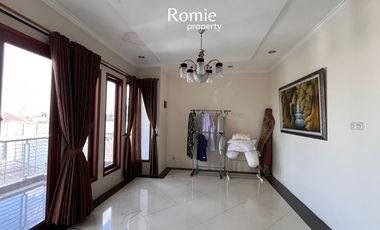 SEWA RUMAH CANTIK 3 LANTAI SEMI FURNISH PEJATEN BARAT JAKARTA SELATAN