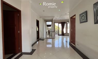 SEWA RUMAH CANTIK 3 LANTAI SEMI FURNISH PEJATEN BARAT JAKARTA SELATAN
